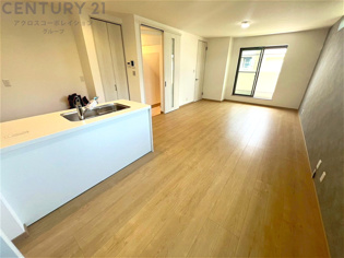 リビングダイニングは家族や友人とのコミュニケーションを楽しむ場所でくつろぎながら食事や会話を楽しめ、多目的に利用できリラックスできる空間です。家庭内の中心として機能し、快適な生活をサポートします。