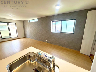 キッチン前のダイニングスペース　カウンターキッチンから料理の受け渡し等に便利です。ダイニングセットを置いても十分な広さを確保。