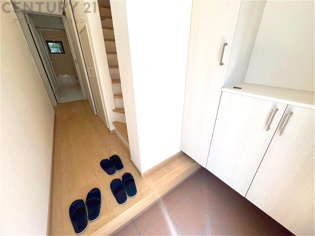 大きな玄関収納付きの玄関です　家族皆様の履物をしっかり収納できます
