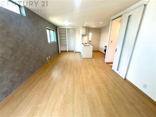 リビングダイニングは家族や友人とのコミュニケーションを楽しむ場所でくつろぎながら食事や会話を楽しめ、多目的に利用できリラックスできる空間です。家庭内の中心として機能し、快適な生活をサポートします。