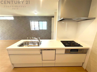 シンプルなデザインと使いやすさを兼ね備えた対面式システムキッチンは、効率的な作業スペースを提供し、家族やゲストとのコミュニケーションを促進します。