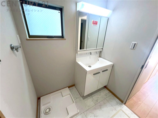 化粧品や洗顔料、歯ブラシなどの必需品をまとめて置ける収納スペースがあり、使用するたびに取り出す手間が省けます。また、水回りのため、濡れても大丈夫な素材が使用されており、お手入れが簡単です。