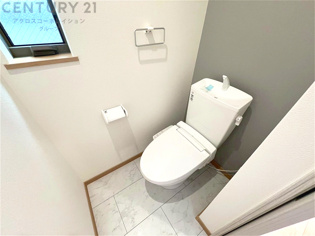 化粧品や洗顔料、歯ブラシなどの必需品をまとめて置ける収納スペースがあり、使用するたびに取り出す手間が省けます。また、水回りのため、濡れても大丈夫な素材が使用されており、お手入れが簡単です。