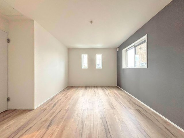 港南区港南台８丁目　新築戸建ての洋室|◆柔らかい陽光が差し込む明るいお部屋を演出する設計。彩光の取れる窓が気持ちの良いお部屋を創り上げます。
