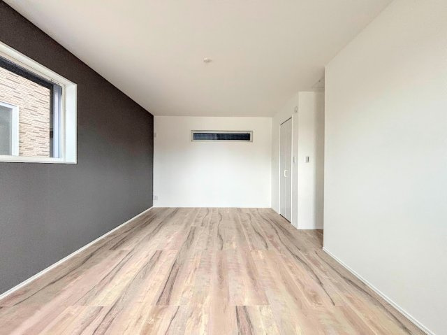 港南区港南台８丁目　新築戸建ての洋室|◆室内はいつも明るい印象なので気持ちの良い朝を迎えられます。各部屋にはクローゼットを完備しており、収納が多いお家はすっきりして快適空間です。
