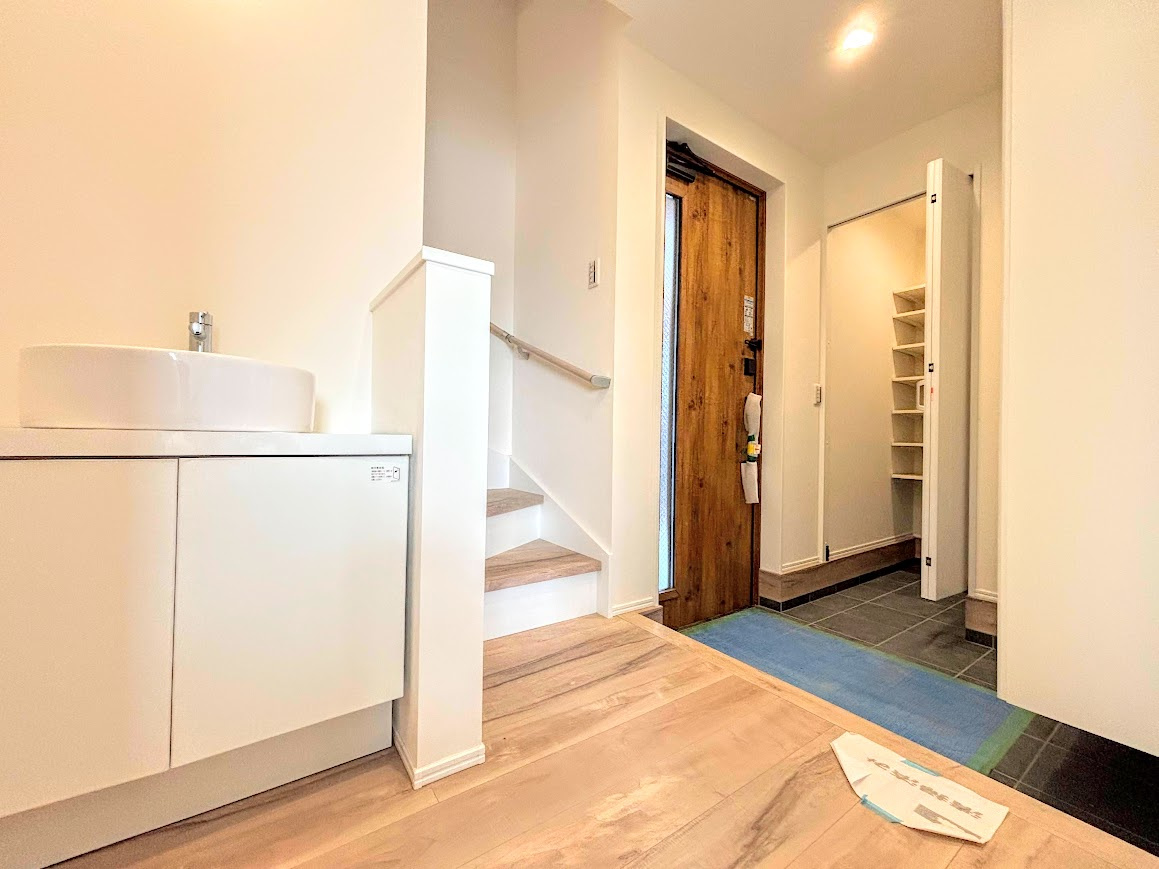 港南区港南台８丁目　新築戸建ての玄関|◆明るい玄関です！散らかりやすい玄関もスッキリする大容量のシューズボックス付き。
