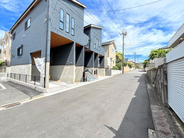 港南区港南台８丁目　新築戸建ての前面道路含む現地写真|◆前面道路も幅員があり車の運転も安心！前面道路は閑静な住宅地。車通りの少ない道路です。お子様にも安心です。

