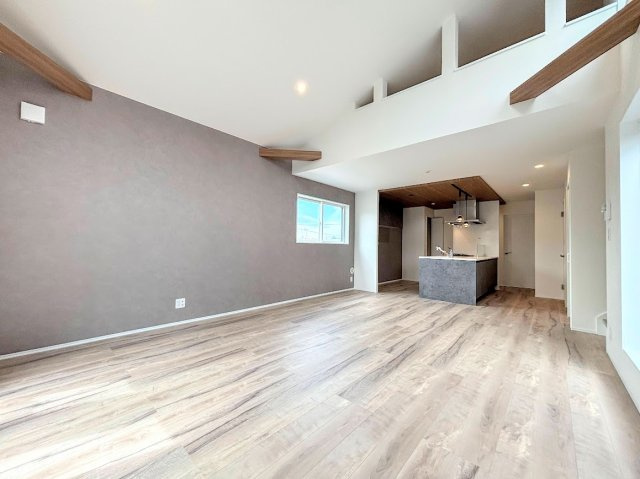 港南区港南台８丁目　新築戸建ての洋室|◆ご家族の会話がはずむ、開放的なＬＤＫです。休日はお陽さまの光をたっぷりととりこめるぽかぽかリビングで過ごしませんか？
