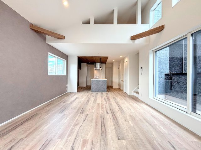 港南区港南台８丁目　新築戸建ての居間・リビング|◆家族で食卓を囲むダイニングスペースと、ソファでゆったりくつろぐリビングスペースがしっかり区切られているので家具の配置や用途を使いわけしやすいです。
