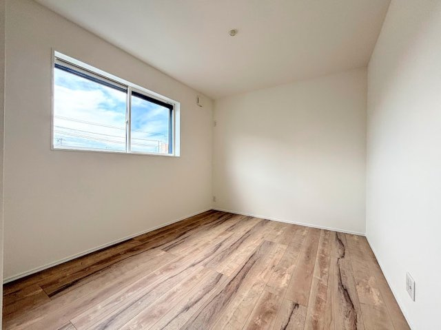 港南区港南台８丁目　新築戸建ての洋室|◆感性を育むプライベートルームはシンプルでスマートな空間。好みの空間で読書をしたり、音楽を聞いたりと一人の時間も充実したものにできます。
