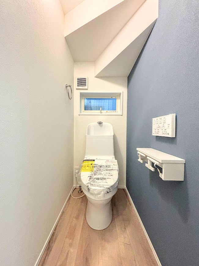 港南区港南台８丁目　新築戸建てのトイレ|◆清潔感のある白を基調とした落ち着ける空間。小窓をもうけていますので、こもりやすい空気の入れ替えも簡単に行えますね！
