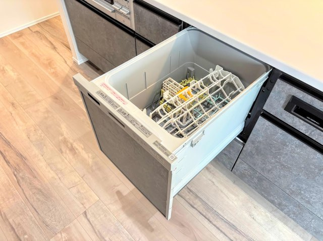 港南区港南台８丁目　新築戸建てのその他|◆食後の食器洗いは食洗機にお任せ！ご家族と団らんの時間を。家事の時短に効果大の食洗器付き。高温洗浄、節水効果もございます。

