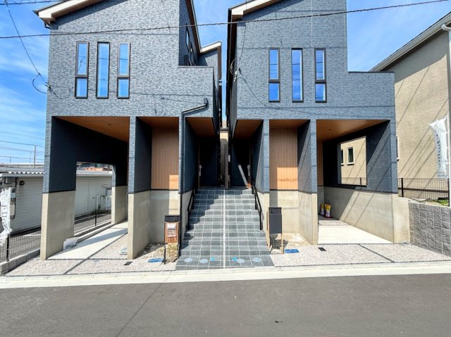 港南区港南台８丁目　新築戸建ての外観|◆一戸建てを中心とした街並みが整然と続き、周辺は高い建物が建っていないので、緑の多い閑静な趣を感じる環境です。街並みや周辺環境も重要なポイントです！！
