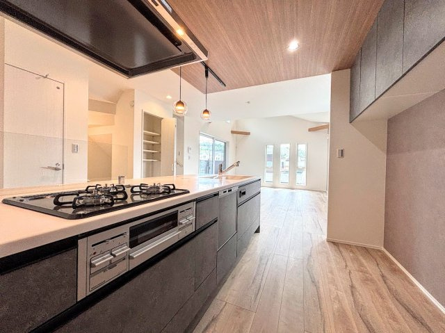 港南区港南台８丁目　新築戸建てのキッチン|◆キッチンからダイニングやリビングが見渡せるキッチン。料理をしながら家族とコミュニケーションをとれるだけでなく、大きな開放感も得られることができます。
