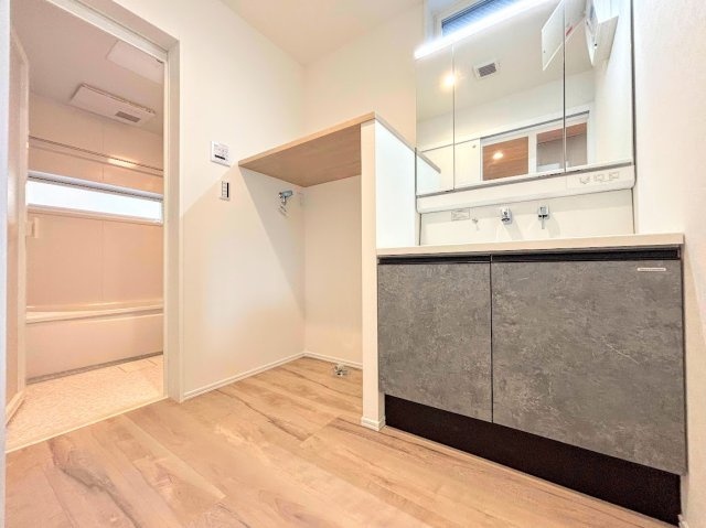 港南区港南台８丁目　新築戸建ての独立洗面台|◆毎日使う場所だから、機能的で使いやすさに配慮したパウダールーム。すっきりと使えるように収納も豊富にご用意しています。
