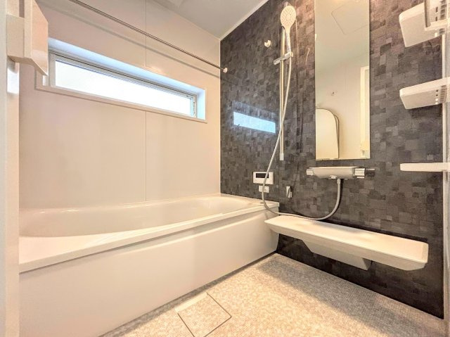 港南区港南台８丁目　新築戸建ての浴室|◆お子様と一緒にバスタイムを楽しめる広々空間。浴室乾燥機付で心地よいバスタイムを実現します。
