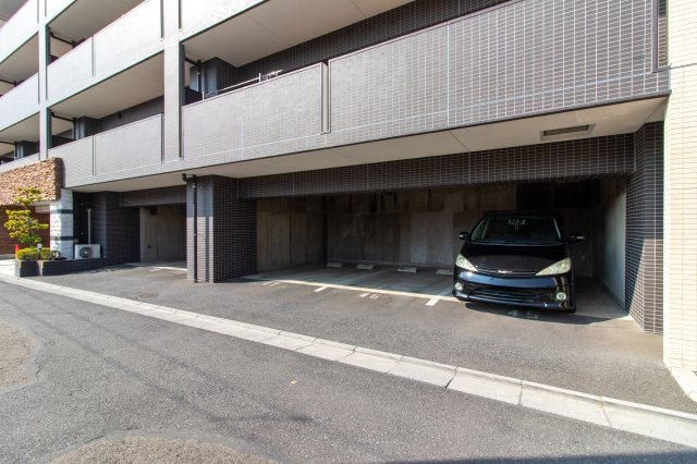 モナーク足利の駐車場