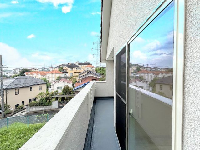 泉区新橋町　新築戸建ての玄関|◆明るい玄関です！散らかりやすい玄関もスッキリする大容量のシューズボックス付き。
