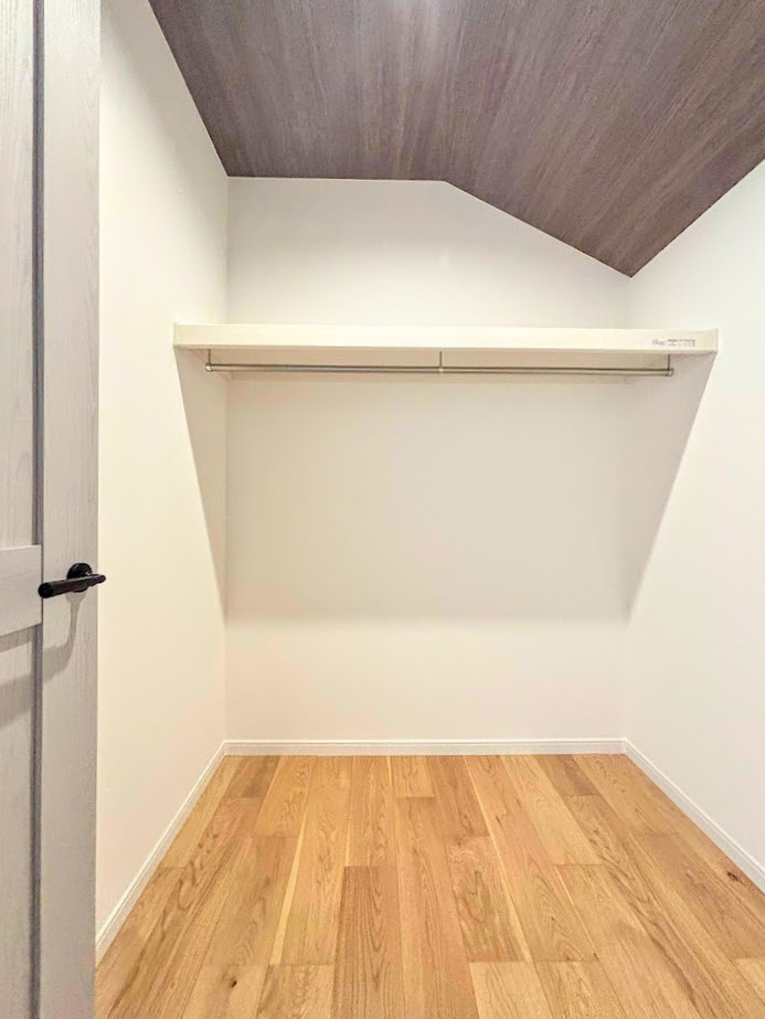 泉区新橋町　新築戸建ての収納|◆大容量のウォークインクローゼットがあれば、室内にタンスなどを置かなくて済み、室内がスッキリします！
