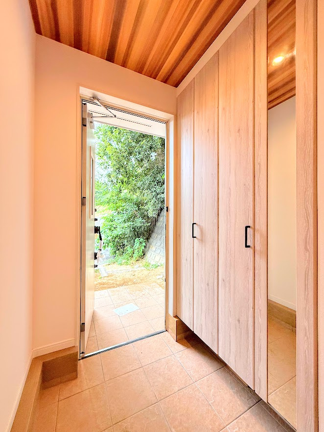 泉区新橋町　新築戸建ての洋室|◆感性を育むプライベートルームはシンプルでスマートな空間。好みの空間で読書をしたり、音楽を聞いたりと一人の時間も充実したものにできます。
