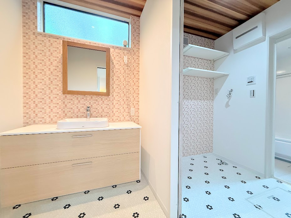 泉区新橋町　新築戸建てのトイレ|◆清潔感のある白を基調とした落ち着ける空間。小窓をもうけていますので、こもりやすい空気の入れ替えも簡単に行えますね！