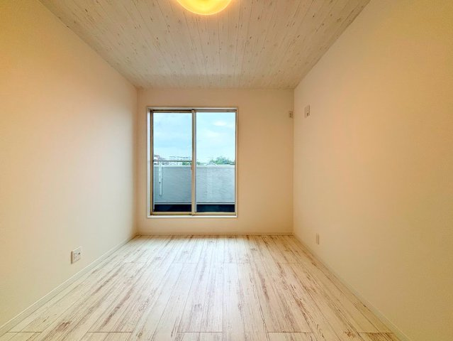 泉区新橋町　新築戸建ての洋室|◆二面採光で、陽差しを長時間受ける事が出来る暖かい室内です。もちろん複層ガラスなので、遮音性にも優れ、結露も発生しにくい構造。サッシ周りのカビが発生しにくくなります。
