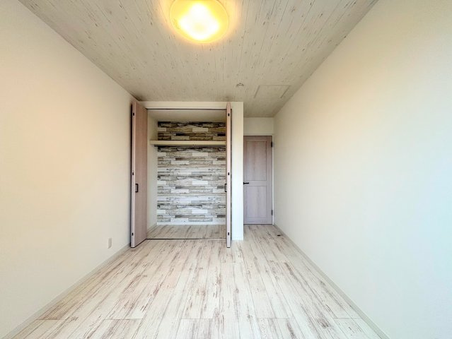 泉区新橋町　新築戸建ての洋室|◆室内はいつも明るい印象なので気持ちの良い朝を迎えられます。各部屋にはクローゼットを完備しており、収納が多いお家はすっきりして快適空間です。