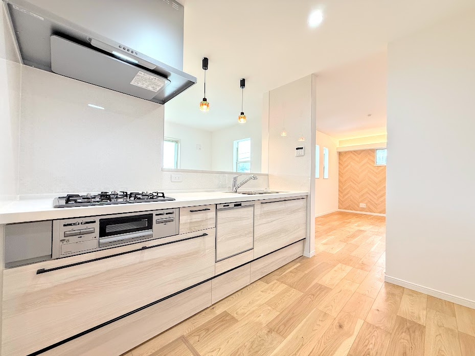 泉区新橋町　新築戸建てのキッチン|◆キッチンからダイニングやリビングが見渡せるキッチン。料理をしながら家族とコミュニケーションをとれるだけでなく、大きな開放感も得られることができます。
