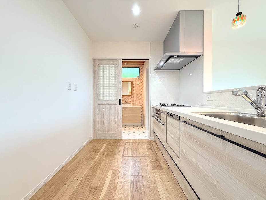 泉区新橋町　新築戸建てのキッチン|◆デザイン性と機能性を兼ね備えたキッチンです。リビングスペースとの一体感が生まれ、広々空間を演出してくれます。