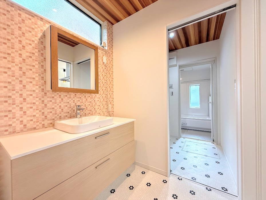 泉区新橋町　新築戸建ての独立洗面台|◆ご家族の1日が始まり、1日が終わりを締めくくる洗面空間。洗濯機を配置しても十分なスペースを確保した設計となっております。
