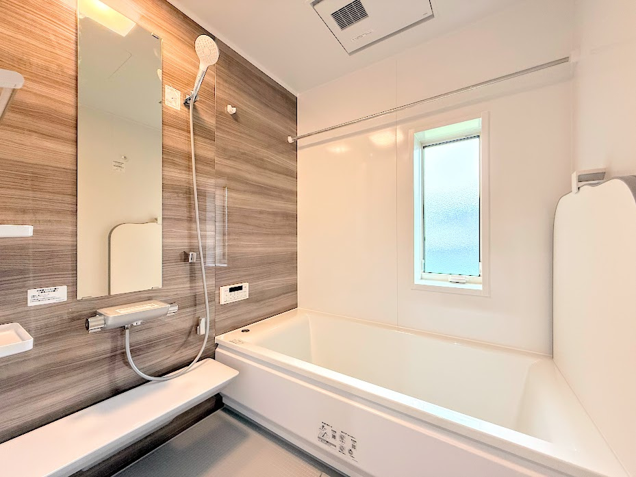 泉区新橋町　新築戸建ての浴室|◆お子様と一緒にバスタイムを楽しめる広々空間。浴室乾燥機付で心地よいバスタイムを実現します。