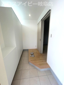 【玄関】 | 岐阜市鏡島西！注文住宅を超えるデザイナーズ住宅2980万円で登場です♪お車並列2台可能！ | 岐阜市鏡島西！注文住宅を超えるデザイナーズ住宅2980万円で登場です♪お車並列2台可能！水回り保証10年！