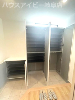 【玄関】 | 岐阜市鏡島西！注文住宅を超えるデザイナーズ住宅2980万円で登場です♪お車並列2台可能！ | 岐阜市鏡島西！注文住宅を超えるデザイナーズ住宅2980万円で登場です♪お車並列2台可能！水回り保証10年！