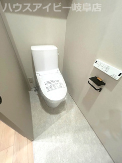 【トイレ】 | 岐阜市鏡島西！注文住宅を超えるデザイナーズ住宅2980万円で登場です♪お車並列2台可能！ | 岐阜市鏡島西！注文住宅を超えるデザイナーズ住宅2980万円で登場です♪お車並列2台可能！水回り保証10年！