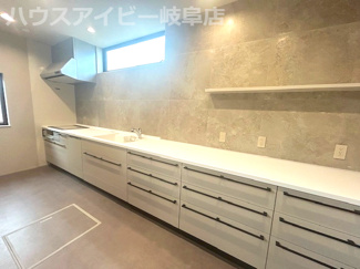 【キッチン】 | 岐阜市鏡島西！注文住宅を超えるデザイナーズ住宅2980万円で登場です♪お車並列2台可能！ | 岐阜市鏡島西！注文住宅を超えるデザイナーズ住宅2980万円で登場です♪お車並列2台可能！水回り保証10年！