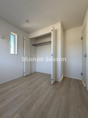 【洋室】 | 全室収納付きで、増えがちな学習用具・衣類や、季節家電なども、各部屋に収納でき便利ですよ。