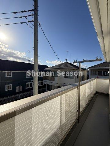 【バルコニー】 | 洗濯物が乾きやすい南向きバルコニー♪
２部屋から出入り可能です！