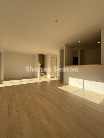 【居間・リビング】 | キッチンからはリビングを見渡すことができ、お料理中も会話が弾みます♪