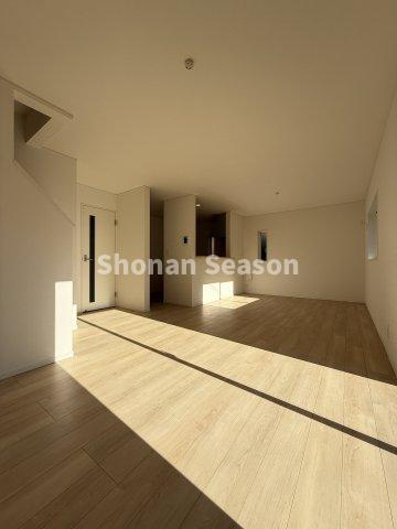 【居間・リビング】 | 広々19帖のリビングでご家族でゆったりとお過ごしいただけます◎
収納も確保しているので、日用品のストック等もさっと取り出せて便利です！