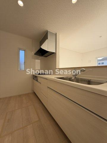 【キッチン】 | 同時調理可能な３口コンロでお料理も捗りますね☆
床下収納は防災用品などをしまうのに便利です！