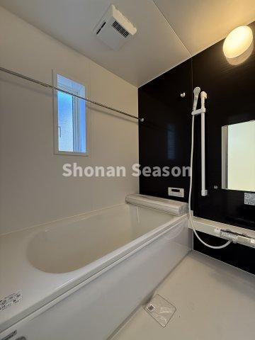 【浴室】 | 大人の方も足を伸ばせる広々としたお風呂で１日の疲れをゆったりと癒してくださいね♪
