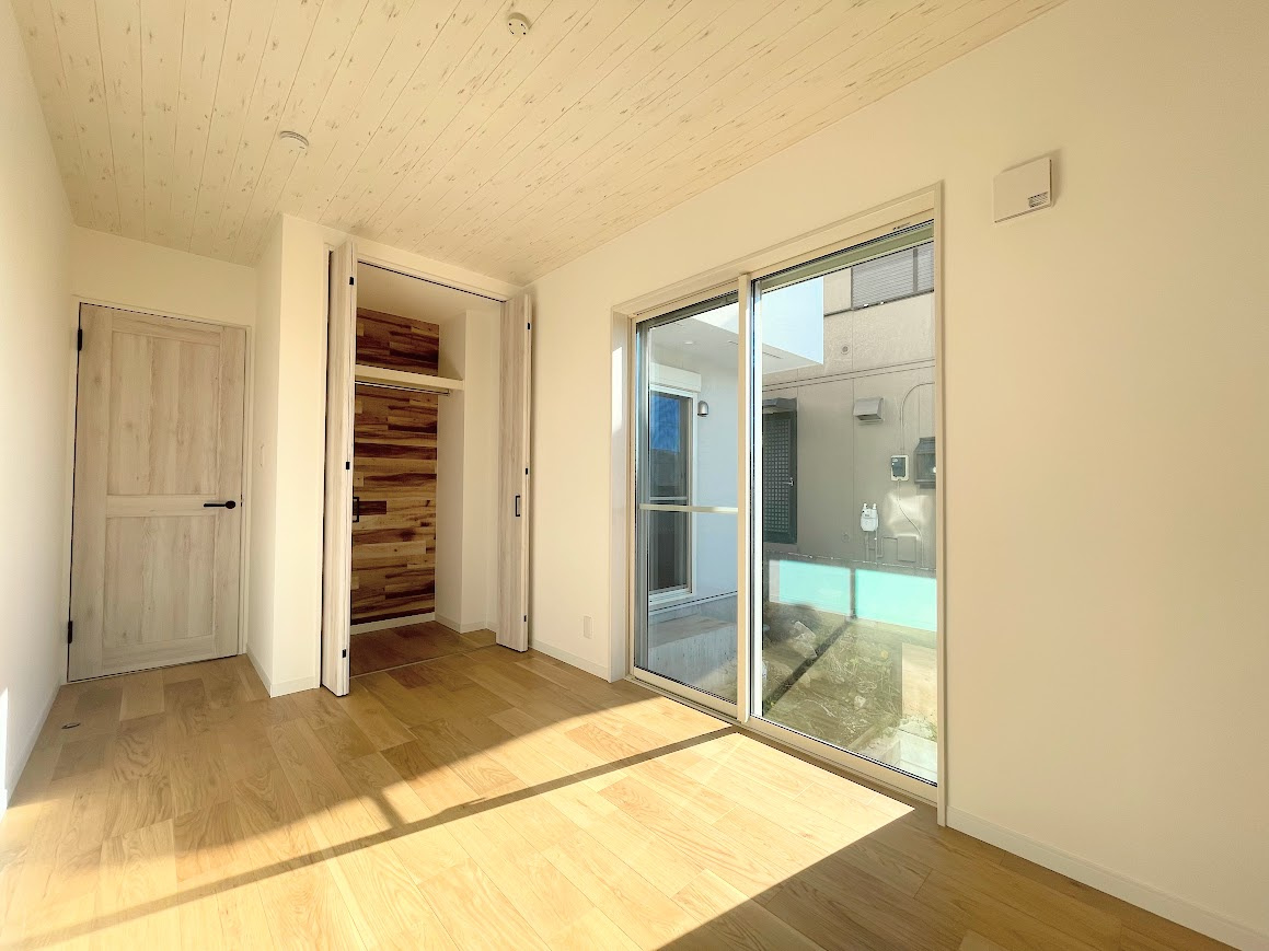 戸塚区平戸３丁目　未入居戸建ての洋室|◆子どものスタディ空間として、あるいは書斎やホビールームとして生活スタイルに合わせて使えるプライベートルーム。居心地のいい落ち着いたインテリアが似合います。