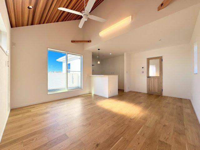 戸塚区平戸３丁目　未入居戸建ての居間・リビング|◆家族で食卓を囲むダイニングスペースと、ソファでゆったりくつろぐリビングスペースがしっかり区切られているので家具の配置や用途を使いわけしやすいです。