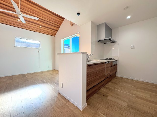 戸塚区平戸３丁目　未入居戸建てのキッチン|◆デザイン性と機能性を兼ね備えたキッチンです。リビングスペースとの一体感が生まれ、広々空間を演出してくれます。