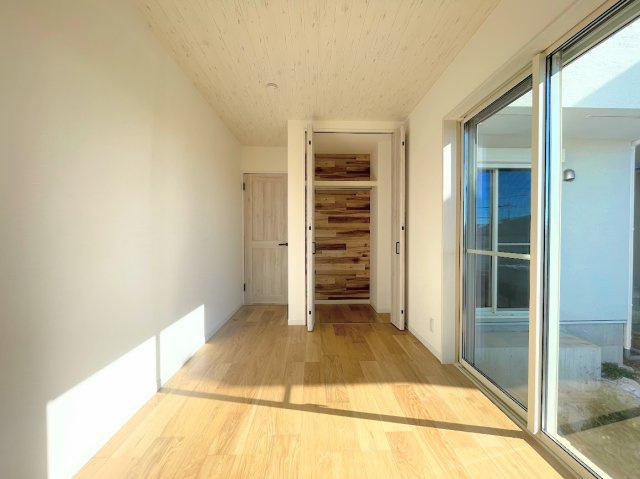 戸塚区平戸３丁目　未入居戸建ての洋室|◆柔らかい陽光が差し込む明るいお部屋を演出する設計。彩光の取れる窓が気持ちの良いお部屋を創り上げます。