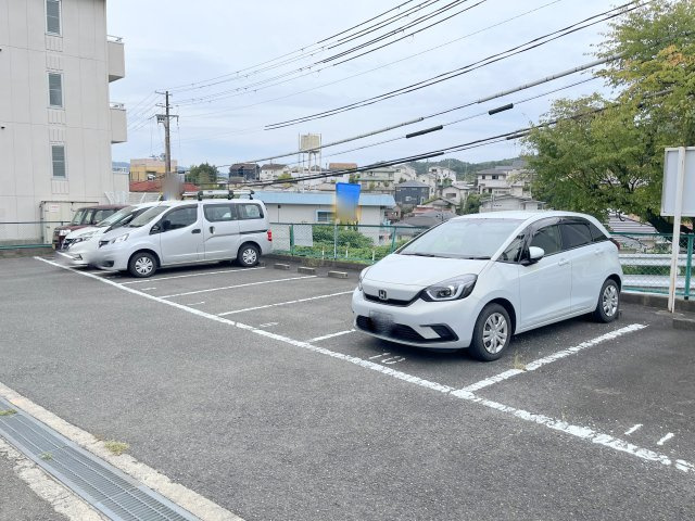 ファミール聖和の駐車場