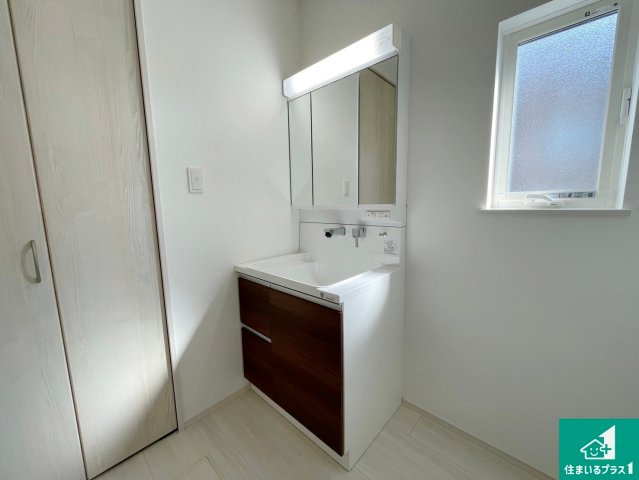 13(土)14(日)現地説明会開催　生駒郡斑鳩町龍田西の独立洗面台|清潔感のある洗面台です。フラットな鏡は掃除がしやすく毎日清潔！鏡裏には収納があるのでスッキリとした洗面台が保てます。