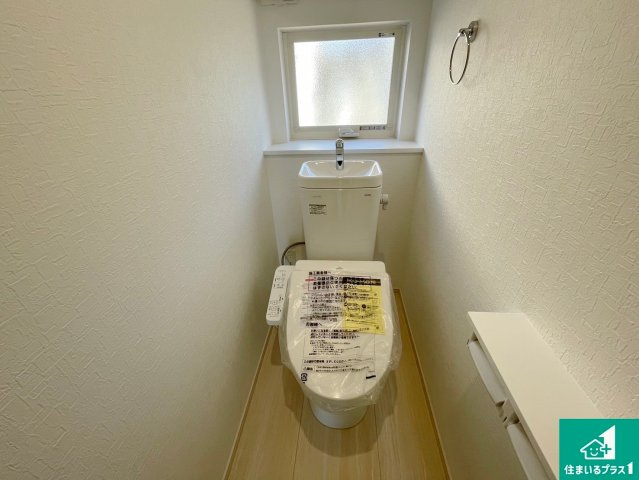 13(土)14(日)現地説明会開催　生駒郡斑鳩町龍田西のトイレ|1・2階の2ヶ所にあるので、朝の忙しい時間の順番待ちもなく、深夜の利用にも大変便利です。