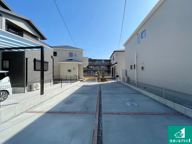 13(土)14(日)現地説明会開催　生駒郡斑鳩町龍田西の前面道路含む現地写真|周辺は閑静な住宅街！前面道路広々で車の出し入れも便利です。駐車が苦手な方でも安心して車庫入れできます！