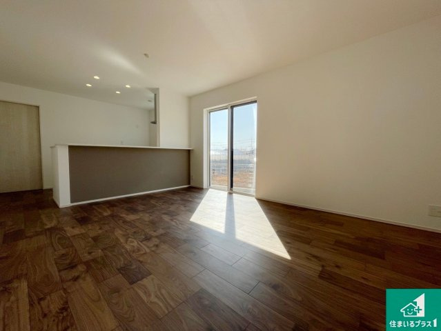 13(土)14(日)現地説明会開催　生駒郡斑鳩町龍田西の居間・リビング|日当たり良好の明るいリビングで朝の目覚めもスッキリできそう！対面キッチンでご家族のコミュニケーションも自然と増える設計！小さなお子様が遊ぶスペースを作っても広々とくつろげるLDK！